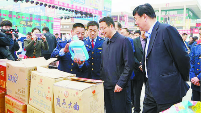 項(xiàng)城市消協(xié)、市工商局舉行國際消費(fèi)者權(quán)益日宣傳活動