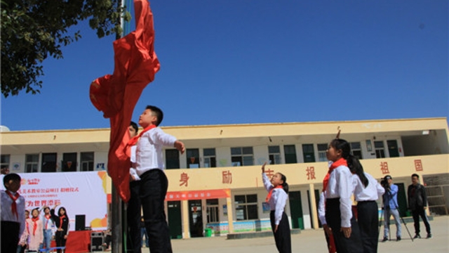 周口留守兒童的國(guó)慶節(jié)：敬隊(duì)禮、升國(guó)旗