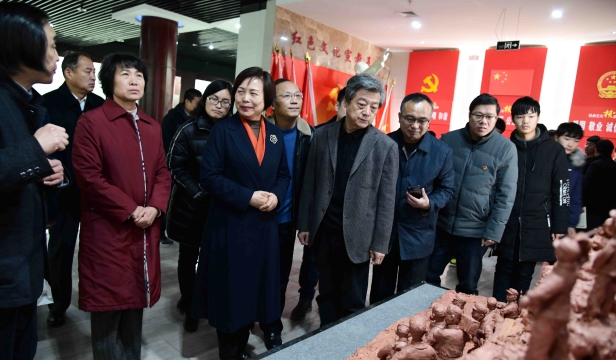 張振?！胺榛鹉甏扁x瓷泥塑藝術(shù)展在周口市文化中心展出