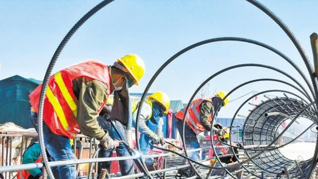 致敬！高溫下的建設者